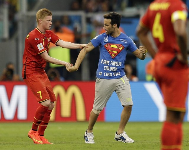 Bir anda üzerinde Superman kıyafeti olan bir taraftar sahaya girdi.