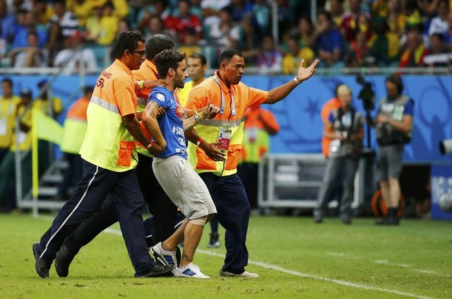 Tişörtünde yazan "Gecekondulardaki çocukları koruyun" yazısını etrafa gösteren taraftar sahada bir süre tur attı.