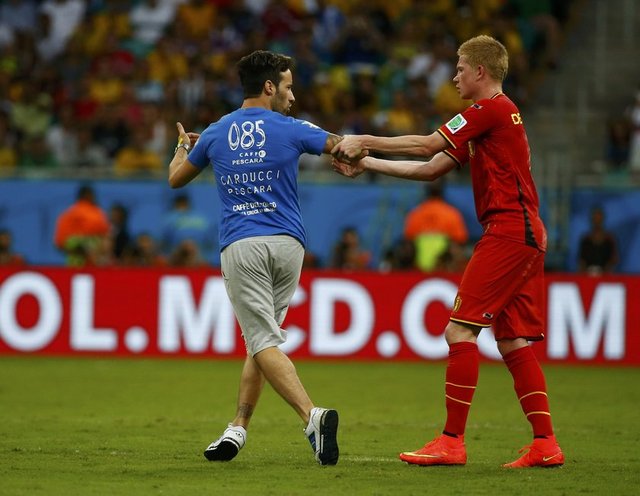 Eylemci kendisini almak için sahaya giren güvenlik görevlilerine direnmedi.