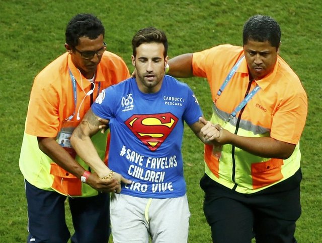 Bir müddet kimsenin müdahale etmediği eylemci turunu tamamladıktan sonra...