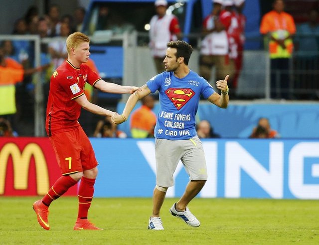 Çeyrek final bileti için karşı karşıya gelen iki takım sahada kıran kırana mücadele ederken