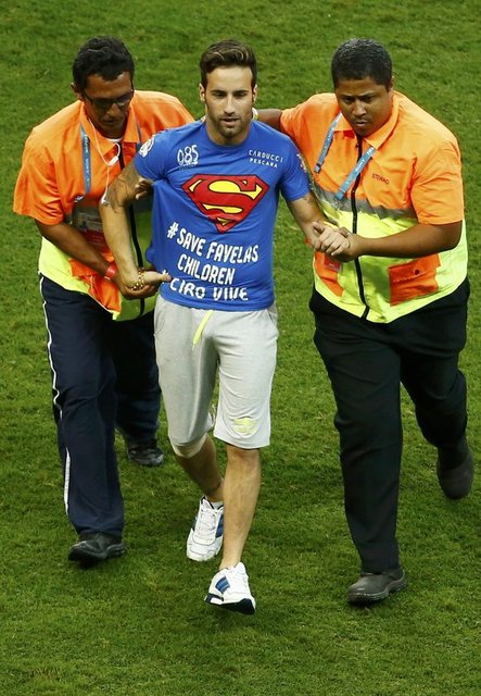 Güvenlik görevlileri tarafından sahadan çıkarılan eylemciyi foto muhabirleri böyle görüntüledi...