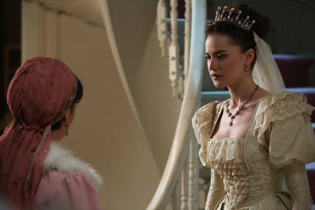 Hürriyet'in haberine göre güzel oyuncu, isminin aşk dedikodularına karıştığı Burak Özçivit'le ilgili sorulan soruları "Ayaküstü konuşmasak" diyerek yanıtsız bıraktı.