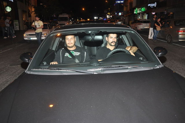 Burak Özçivit geçtiğimiz gün 'Muhteşem Yüzyıl'ın bir başka oyuncusu Engin Öztürk ile görüntülenen eski sevgilisi Ceylan Çapa sorulunca, "Siz hala orada mısınız?" yanıtını verdi.