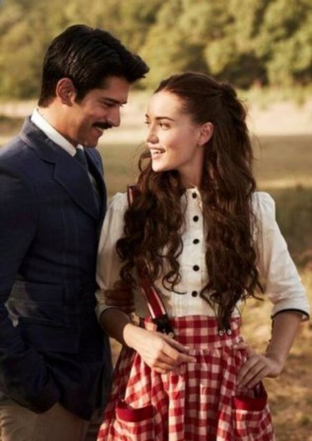 Fahriye Evcen ve Burak Özçivit ile ilk kez başrolünü paylaştıkları 'Çalıkuşu' dizisinde tanışmıştı.
