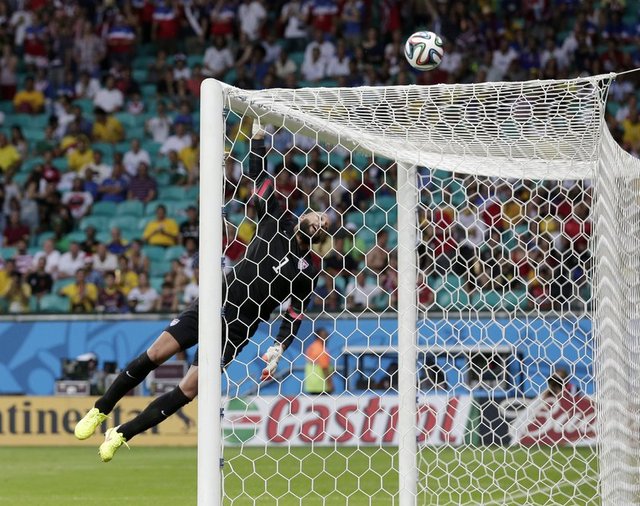 "Bir kaleci daha ne yapsın" cümlesini, önceki gün Belçika-ABD karşılaşmasında çok kez kullandık. Tim Howard, takımı uzatmada Belçika'ya boyun eğerken 15 kurtarış yapmış ancak 30 dakikalık ekstra zamanda gelen gollere engel olamamıştı.