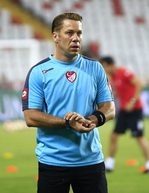 Spor Toto Süper Lig'de dün oynanan Alanyaspor-Antalyaspor maçında görev yapan hakem Fırat Aydınus, yeni imajıyla büyük ilgi çekti.