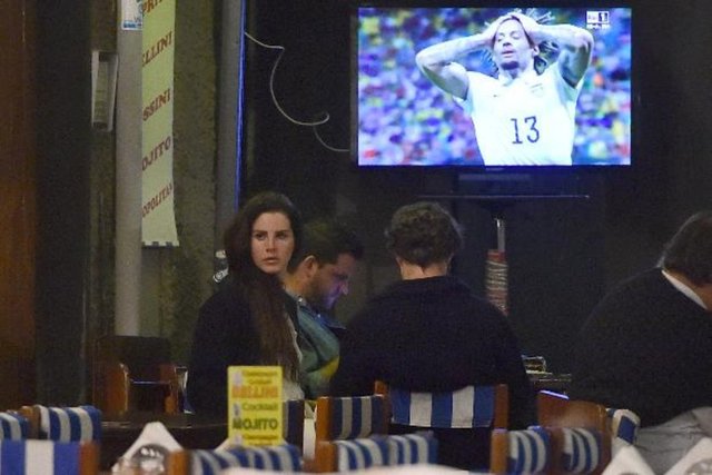 Çift daha sonra bir restoranda ABD milli futbol takımının Belçika ile oynadığı maçı izledi.