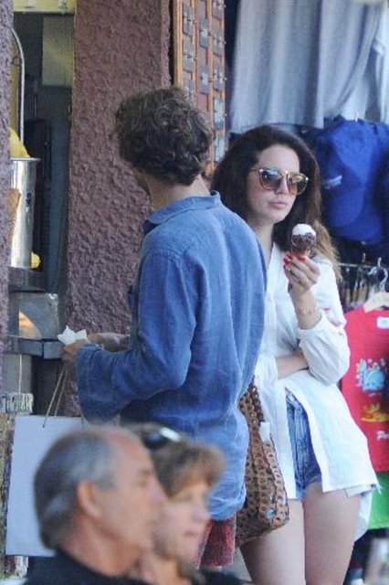 Amerikalı şarkıcı Lana Del Rey hem tatilin hem de aşkın tadını çıkarıyor.