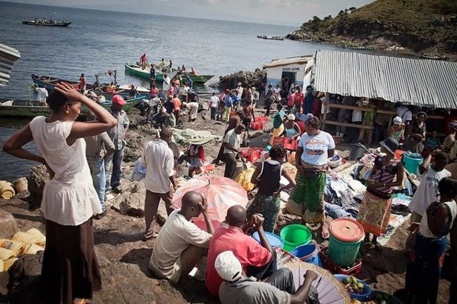 Kötü yaşam koşullarına rağmen, Migingo Adası'nda beş bar, güzellik salonu, eczanenin yanı sıra çok sayıda otel ve çok sayıda genelev bulunuyor.