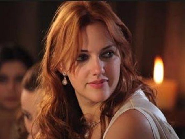 Uzerli ondan çok daha genç ama bakın kime ikiz kardeşi kadar benziyor.