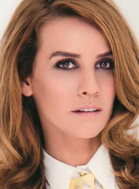 Esra Erol da ünlü bir ABD'li şarkıcıya benziyor.