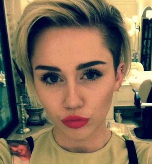 Öztürk'ün benzediği ünlü Miley Cyrus.