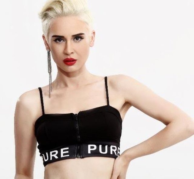 Adını katıldığı bir yarışma ile duyuran Nihal Öztürk de bir Hollywood ünlüsüne benziyor.