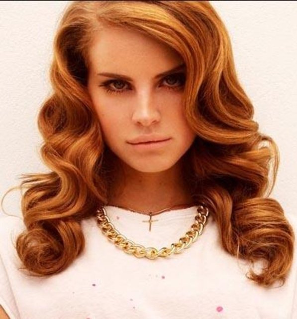 Esra Erol'un benzetildiği ünlü, şarkıcı Lana Del Rey.