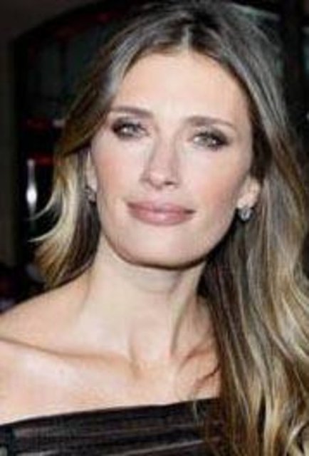 Şener'in benzeri Mark Wahlberg'in eşi Rhea Durham.