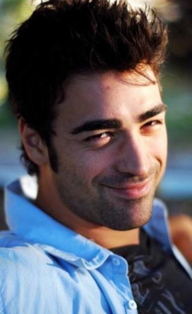 Oyuncu Sarp Levendoğlu da karışık saçları, kalın kaşları ve gülüşüyle bir Hollywood ünlüsüne benziyor. Kim mi bu ünlü...