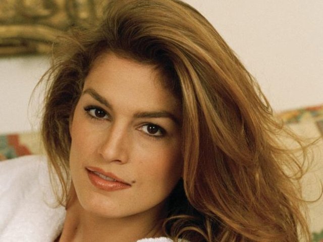 Sivaslı Cindy Tülin Şahin'in benzeri efsane top model Cindy Crawford.