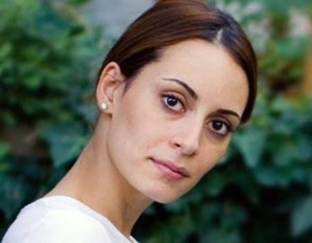 Melisa Sözen de iri gözleri, derin bakışlarıyla bir Hollywood ünlüsüne benziyor.