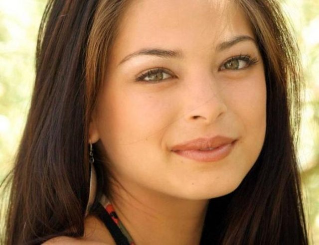 Atagül'ün benzeri Kristin Kreuk.