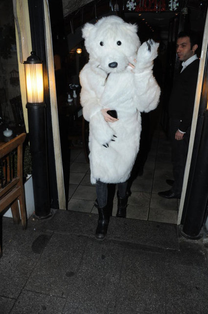 Asena'nın bu tweet'ine takipçilerinden biri 'Hayırdır Asena Hanım, panda kostümünüz mü yandı da ilgi çekecek bir şey bulamadığınız için mi bu iğrenç espriyi yaptınız' diye sordu.