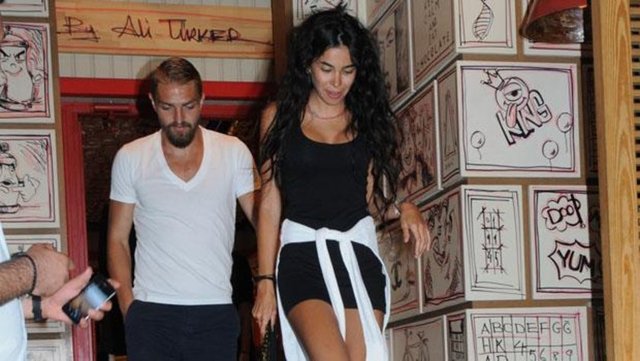 Asena ve Caner Erkin, Çeşme tatillerini noktalayıp İstanbul'a döndü.