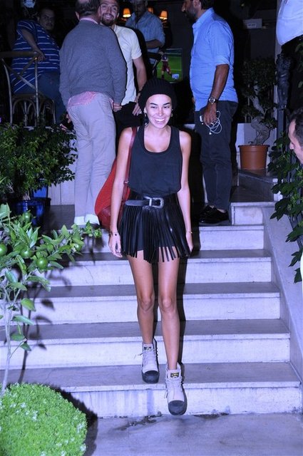 Vatan'ın haberine göre,  Asena Erkin, siyah beresi ve botlarıyla kışı getirirken, Caner yazlık ayakkabı ve şortla görüntülendi.