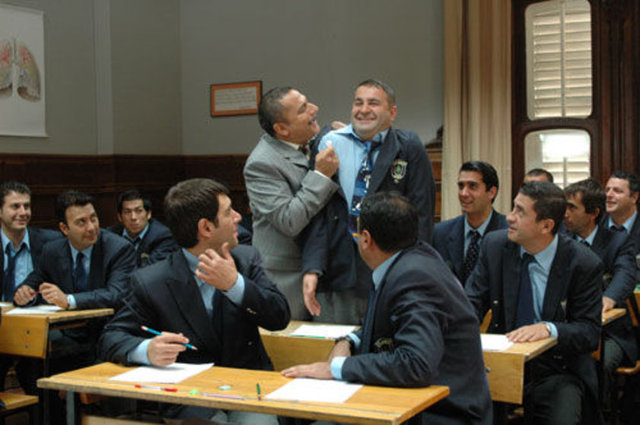 Yeni 'Hababam Sınıfı' filmlerinin gişesini garanti eden Akdilek; 2004, 2005 ve 2006'da Arzu Film'le ortak yapımcılığını üstlendiği Hababam filmlerinin izleyici rakamlarını emsal gösterdi.