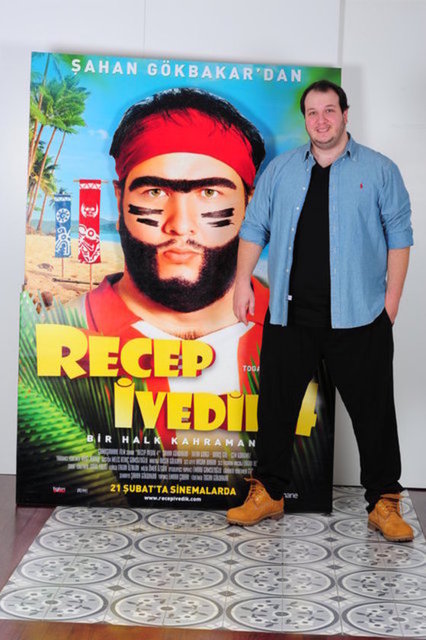 25 milyonumu çalmışsın hâla maç yorumu yapıyorsun. Utanmaz!!" mesajıyla tepkisini dile getirdi.