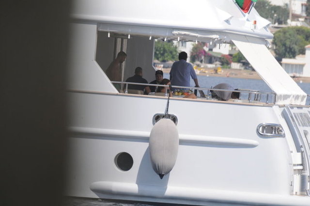 Marmaris'te demirleyen ünlü komedyen, önceki gün tekneye üç tepsi börek sipariş etti.