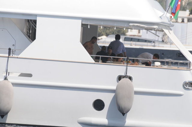 Sevgilisi Selin Ortaçlı ile tekne tatiline devam eden Şahan Gökbakar, Bodrum'dan Marmaris'e geçti.