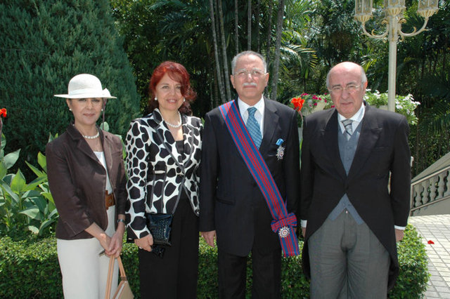 İhsanoğlu'nun 10 yıllık İİT Genel Sekreterliği sırasında 57 İslam ülkesinde eğitim, sağlık ve kadın sorunlarına yönelik çalışmalar yürüttü.