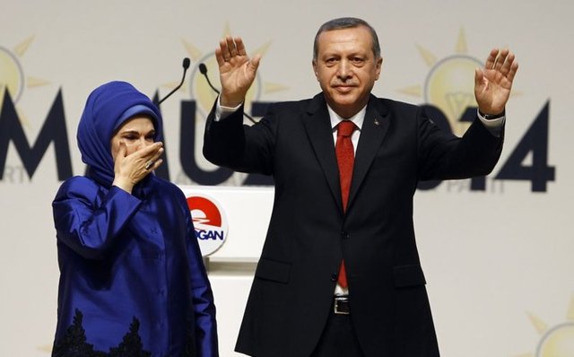 Kadınlarla kurulan ve AK Parti'ye hem sandıkta hem sokakta hem de alanlarda büyük destek sağlayan iletişimde, Emine Erdoğan'ın çizdiği rol modelle birlikte bu süreçleri yönetmesi kilit önem taşıyor.