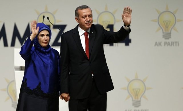 Türkiye için "yeni dönem"in - başlangıcı olarak görülen seçimle Köşk'e - çıkacak Cumhurbaşkanı kadar, first lady'yi de - yoğun bir maraton bekliyor.