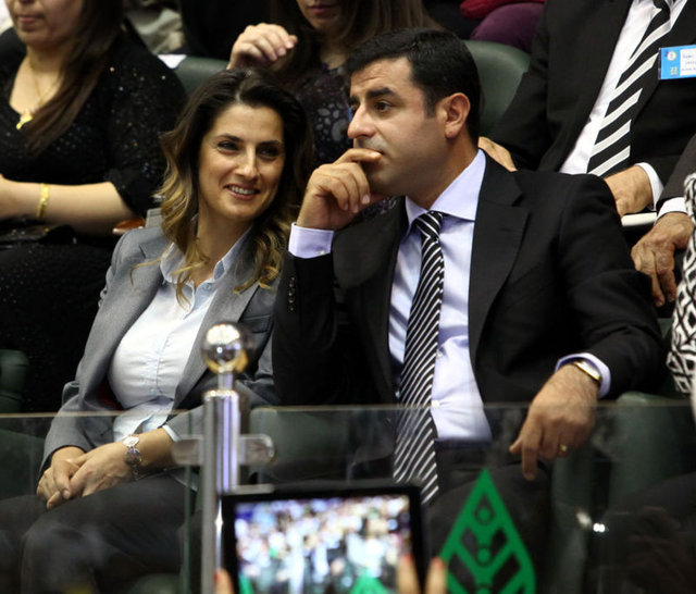 Çiftin, Delal ve Dılda isimli 2 kız çocuğu var.