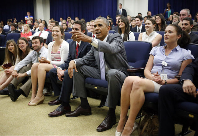 Obama rahattı ama...ABD Başkanı Obama, Amerika-Belçika maçını Washington'da, Beyaz Saray'ın Eisenhower İdari Ofis binasında, devlet çalışanlarıyla beraber izledi.
