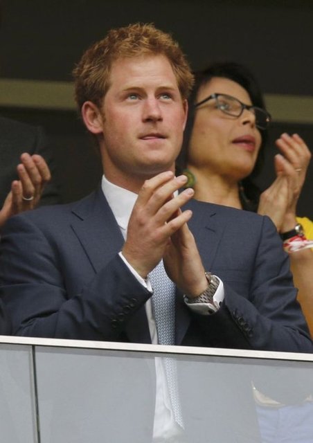 Prens Harry sıkıldıİngiltere tahtının 4. varisi olan Prens Harry, Kamerun ve Brezilya arasındaki maçta sıkılmış gibi görünüyor.