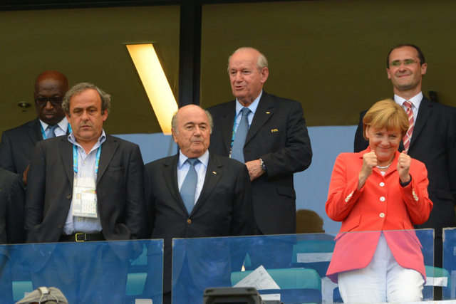 Merkel havaya zıpladı - Alman milli takımının en büyük taraftarı, 59 yaşındaki Başbakan Angela Merkel, Portekiz maçında sevincini havaya zıplayarak gösterdi.