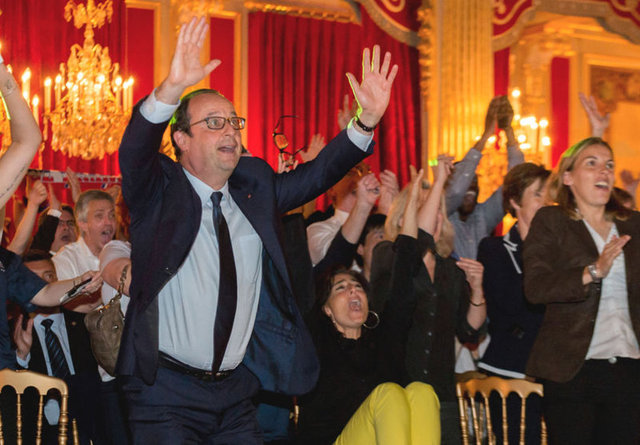 Soğukkanlığından zerre kalmadıFransa Cumhurbaşkanı François Hollande da Angela Merkel gibi futbol maçlarında soğukkanlı politikacı imajını koruyamayanlardan.