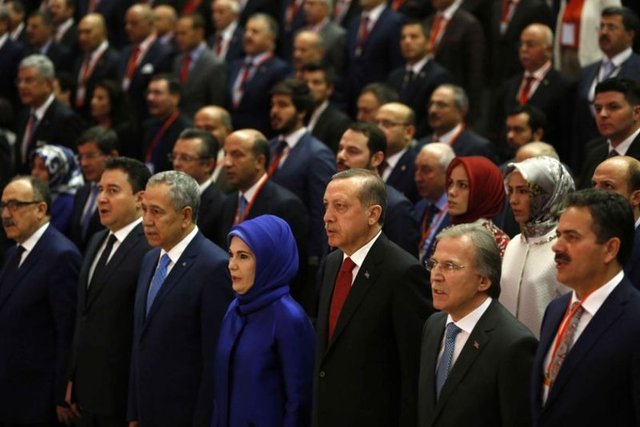 Genel Başkan Yardımcısı Hüseyin Çelik, Salih Kapusuz ve Mehmet Ali Şahin de üç dönemciler arasında.