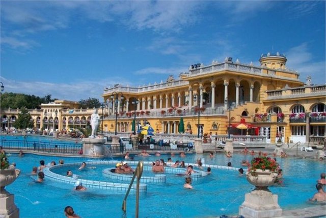 Budapeşte, Macaristan - Budapeşte'nin termal havuzlarından çıkmak istemeyeceksiniz.