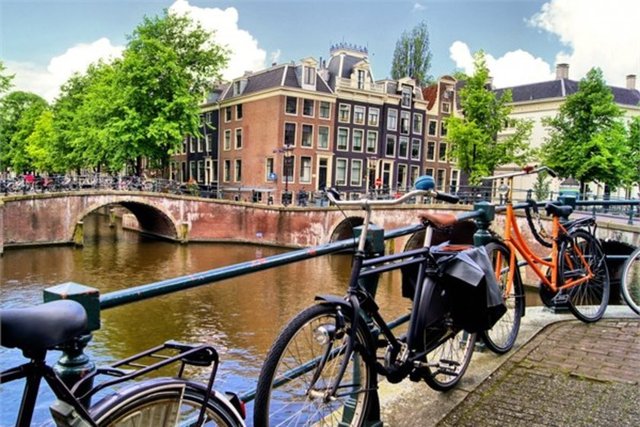 Hollanda - Amsterdam sokaklarında yapabileceğiniz bisiklet turları.
