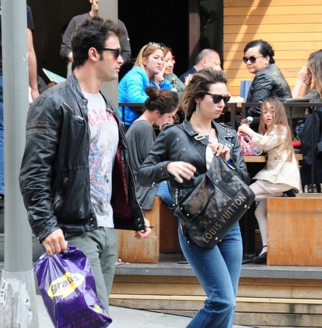 Sarp Levendoğlu, nikah tarihini soran bir muhabiri ve fotoğraf çektirmek isteyen bir hayranını da tersledi.