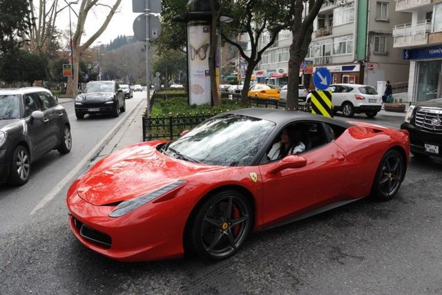 Hız yapmayı sevdiğini söyleyen Polat " İşadamı nişanlım Ferrari'yi kullanmam için bene tahsis etti" diye konuştu.