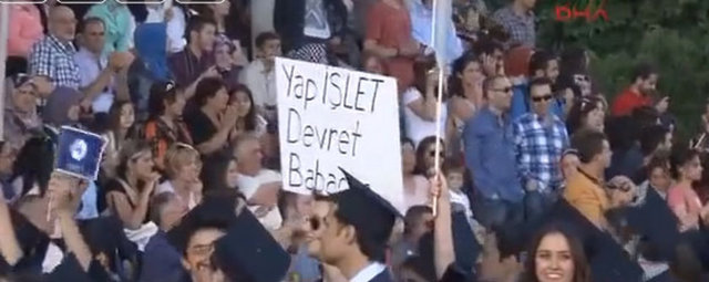 Törende daha sonra, fakülte ve bölüm birincileri ile dereceye giren diğer başarılı öğrencilere diploma ve ödülleri verildi.