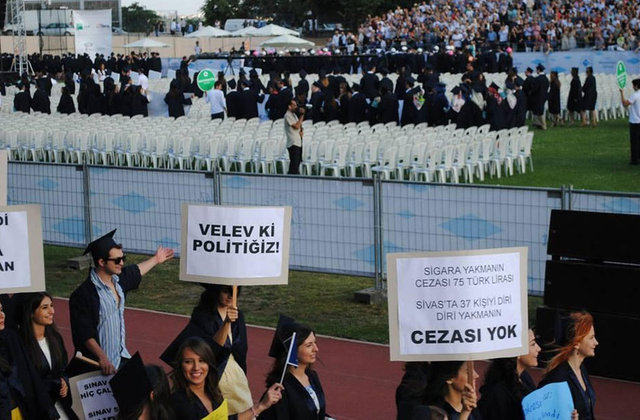 Eminim ki hepinizin ortak umudu, böyle yılların, bu acılara neden olan olayların yaşanmaması. Bu yaşananlar bize çok önemli, çok temel bir kavramı, değer kavramını yeniden ve derinlemesine düşünmemiz gerektiğini gösterdi.