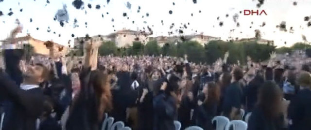 - Mezunlar, tören sonunda hep birlikte keplerini havaya fırlattı.