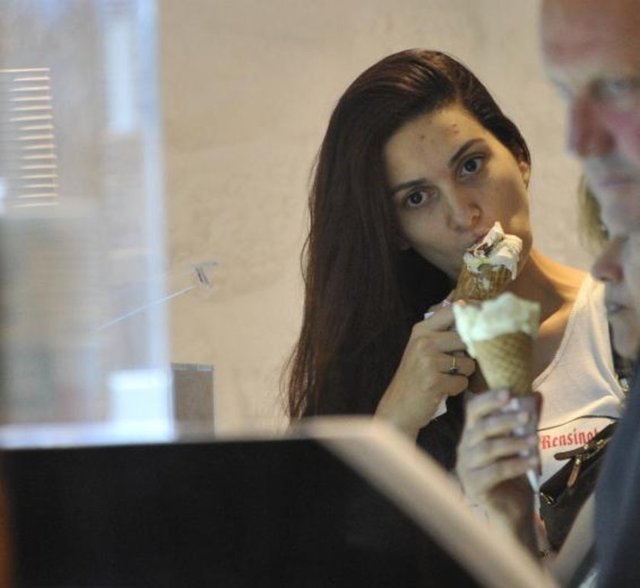 Bergüzar Korel'in Çeşme'de dondurma keyfi"Karadayı" dizisinin Hakime Hanım'ı Bergüzal Korel, tatil için Çeşme'yi tercih etti.