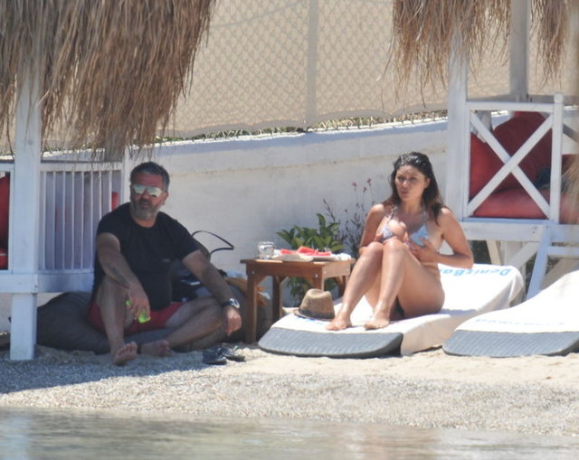 Nurgül Yeşilçay, başrol oynadığı "Gece" filminin çekimleri için geldiği İzmir'in Çeşme İlçesi'nde işletmeci Gazahan Ayçiçek'le beraber güneşlenirken görüntülendi.