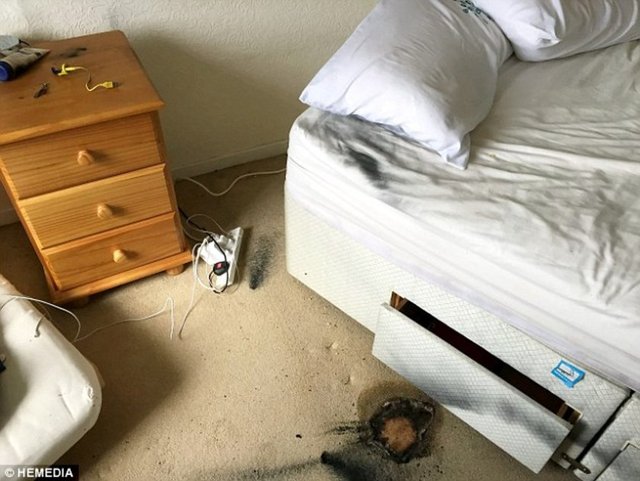 Katy Emslie, duvarın yanında halının üstüne koyduğu telefonu ve dizüstü bilgisayarının patlamasıyla birlikte halının yandığını söyledi.  -